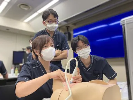 CVC挿入手技に関する実践トレーニングの様子6